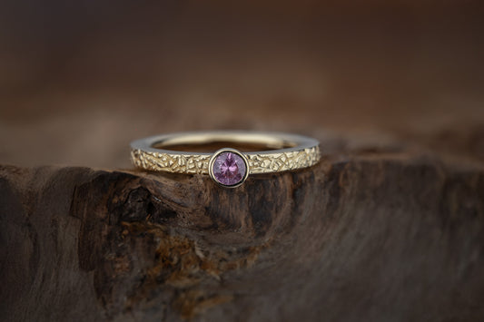 Geltono aukso žiedas su safyru