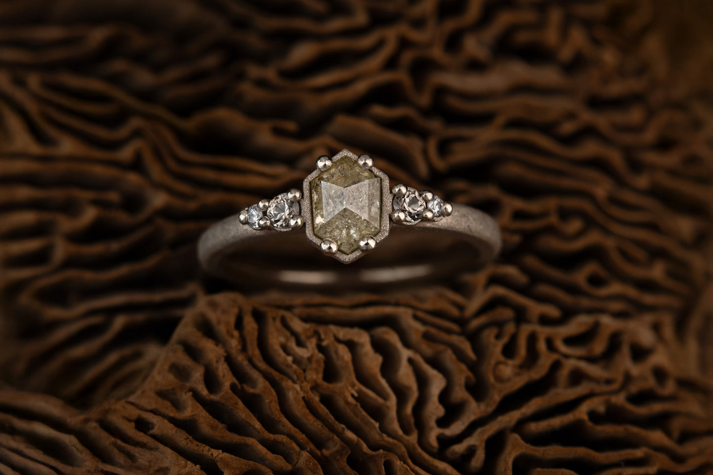 Balto aukso žiedas su deimantais ir safyrais