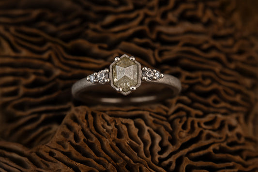 Balto aukso žiedas su deimantais ir safyrais