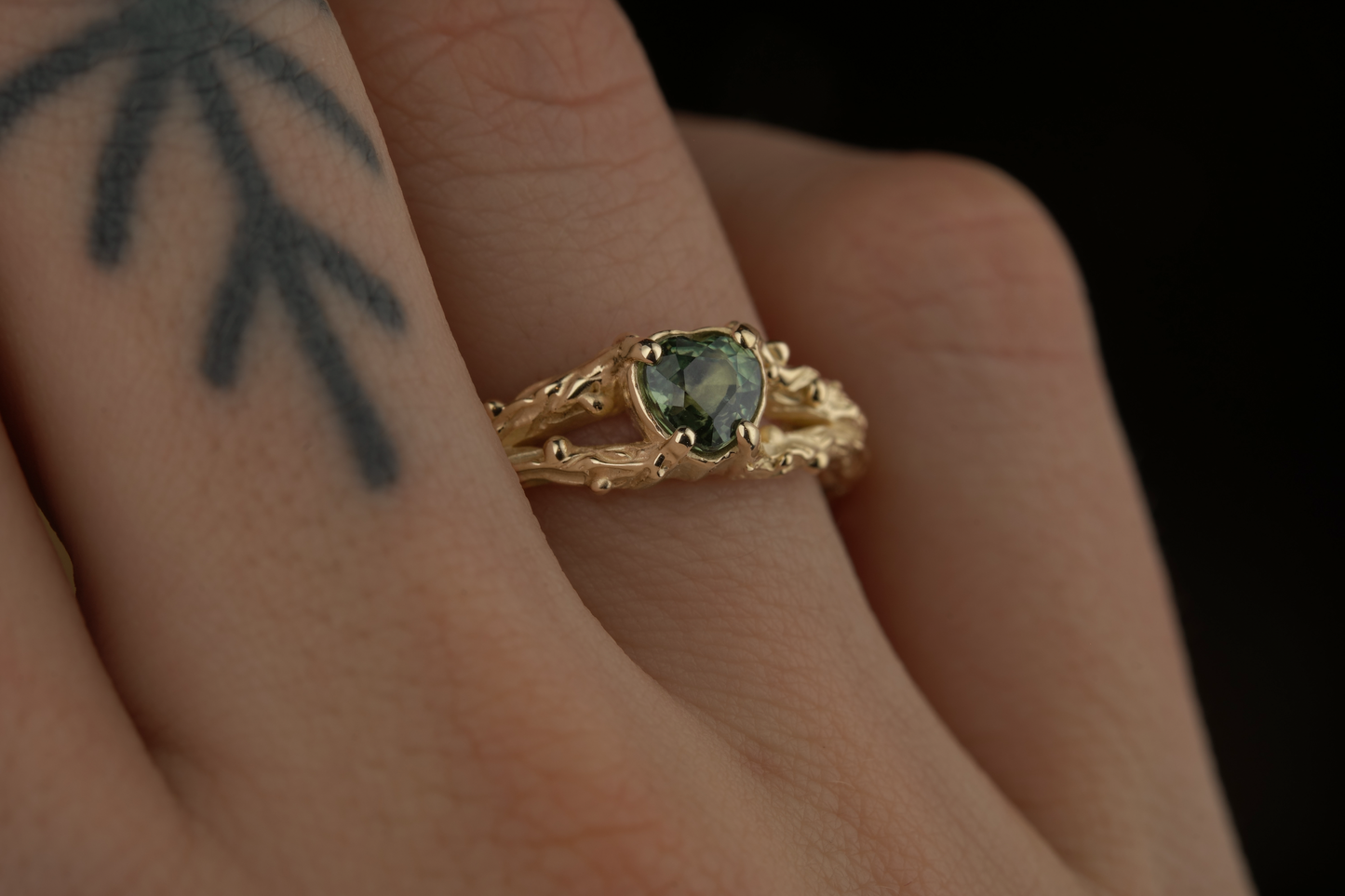 Geltono aukso žiedas su safyru