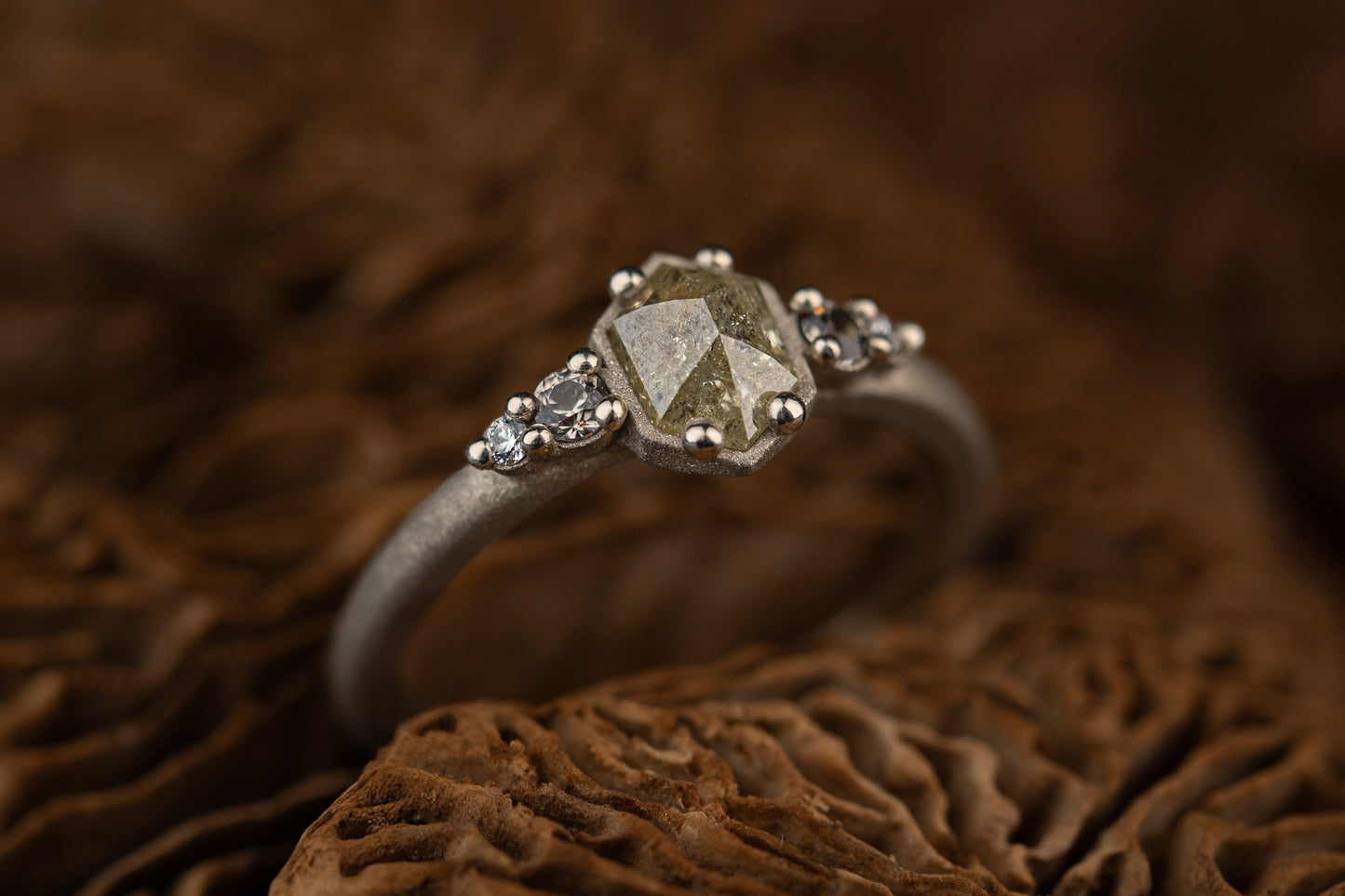 Balto aukso žiedas su deimantais ir safyrais