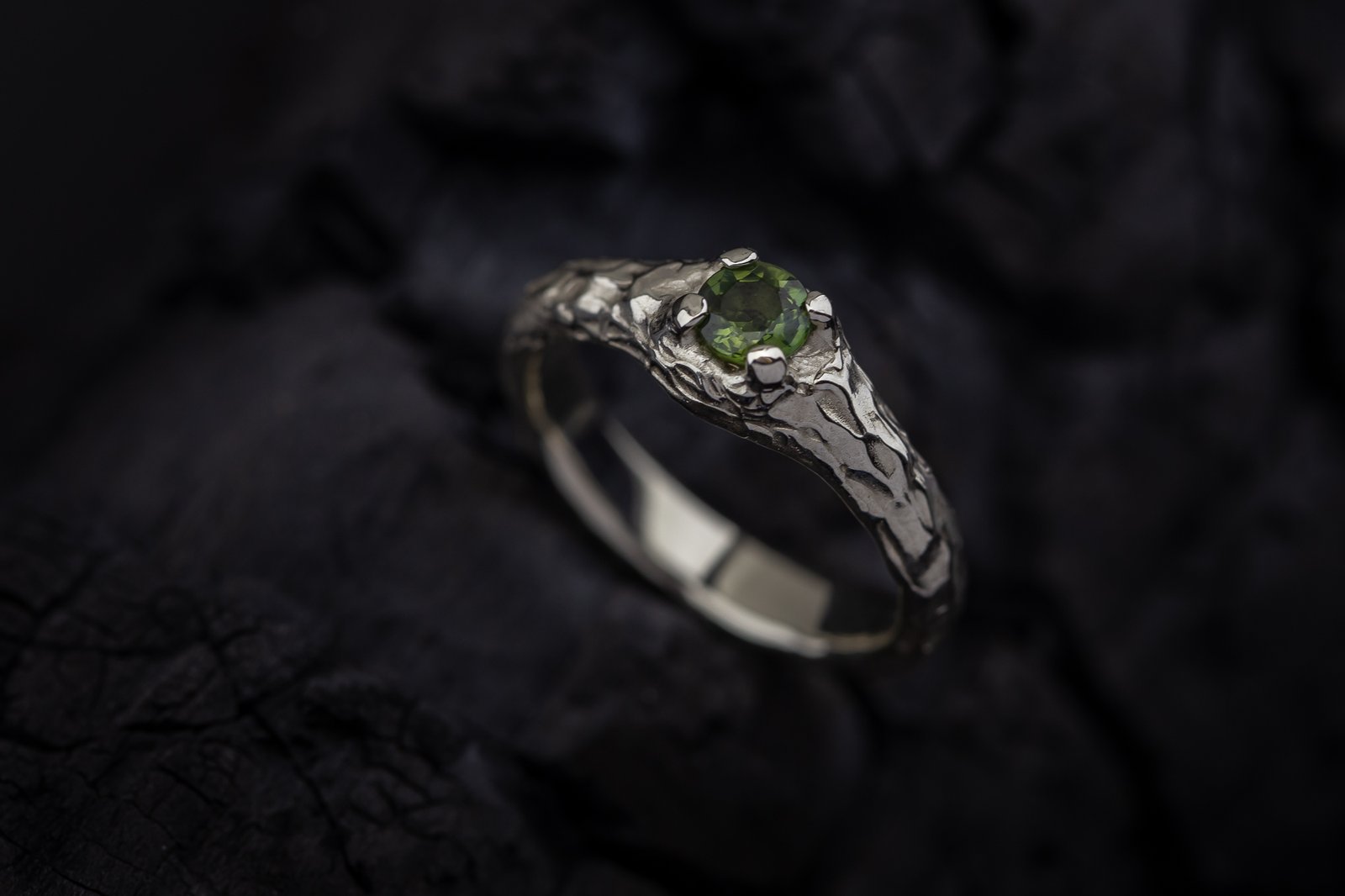 Sužadėtuvių žiedas su žaliu safyru