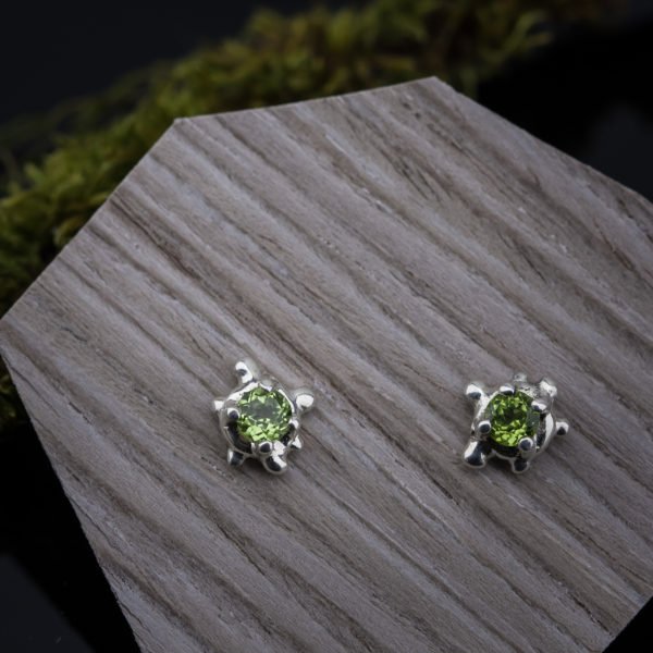 Auskarai su peridotais