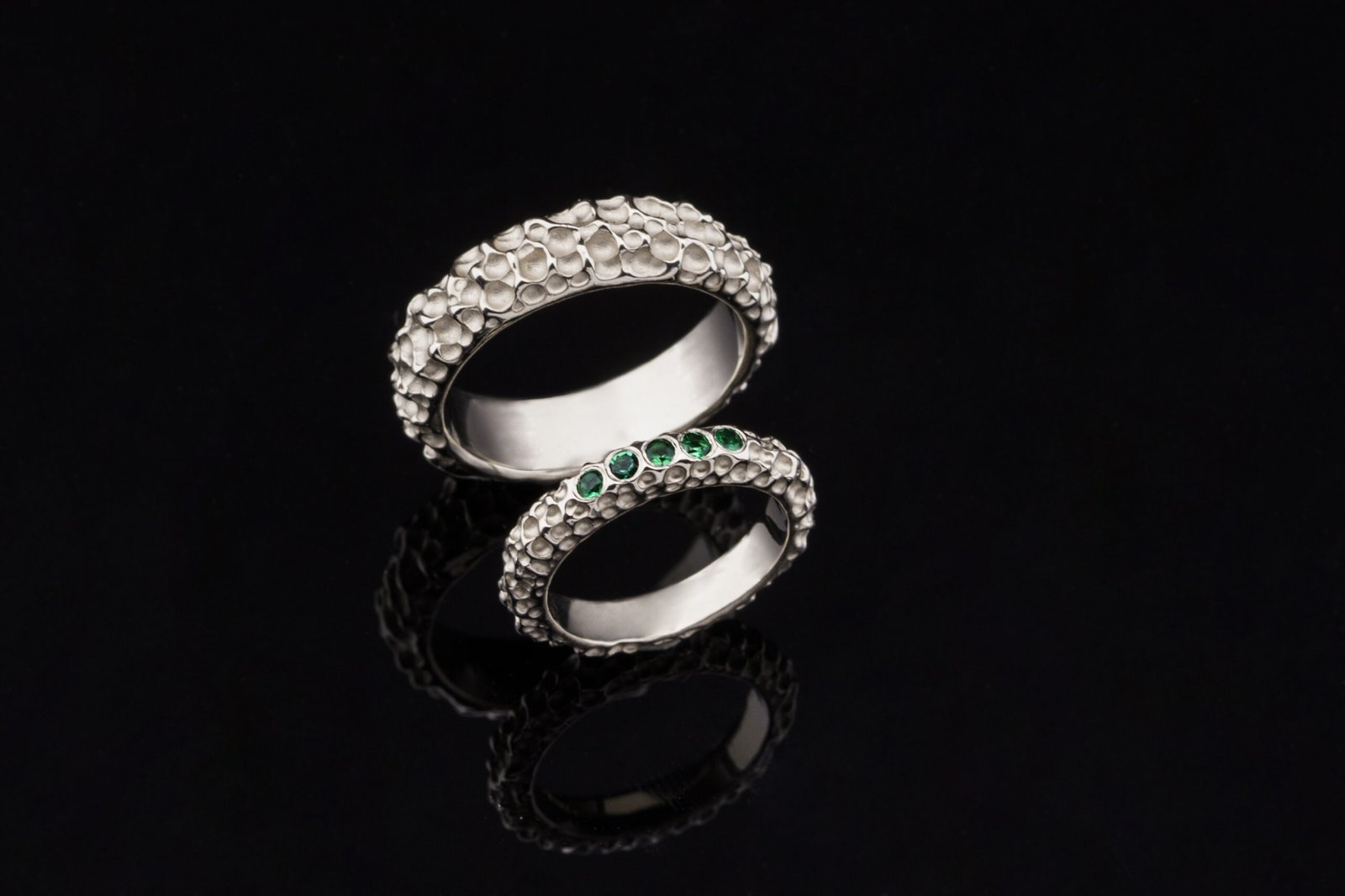 Vestuviniai žiedai su smaragdais