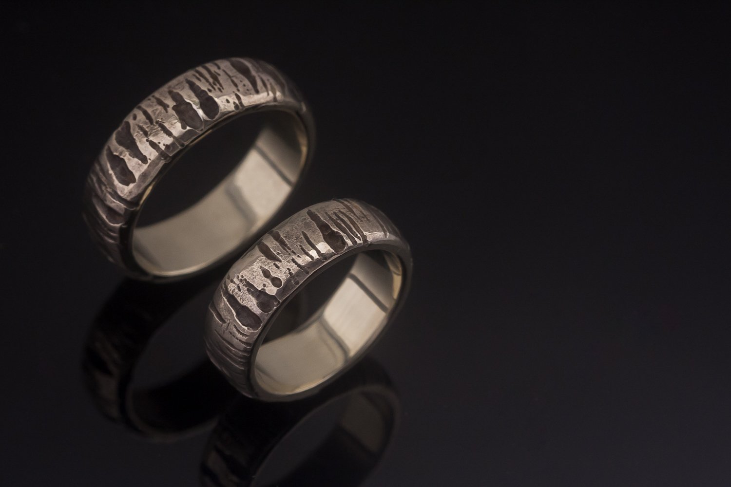 Beržo žievę primenantys balto aukso vestuviniai žiedai.