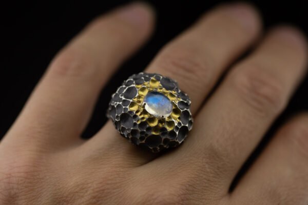 Žiedas su mėnulio akmeniu