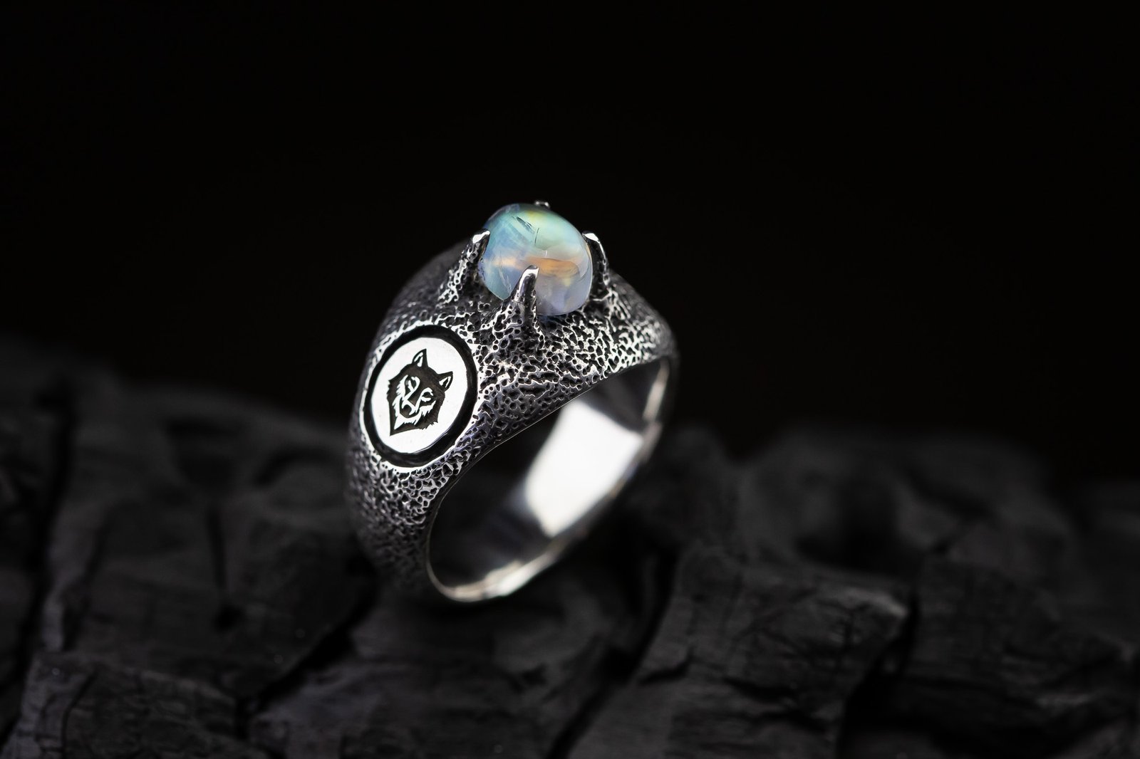 Žiedas su mėnulio akmeniu.