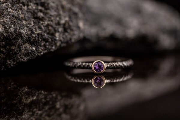 Titano žiedas su violetiniu safyru